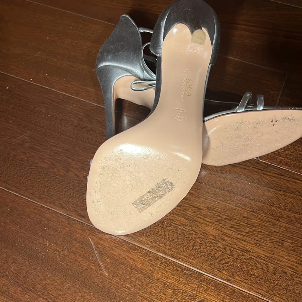 Gianvito Rossi silver T strap sandal, light wear , like new - Picture 4 of 4